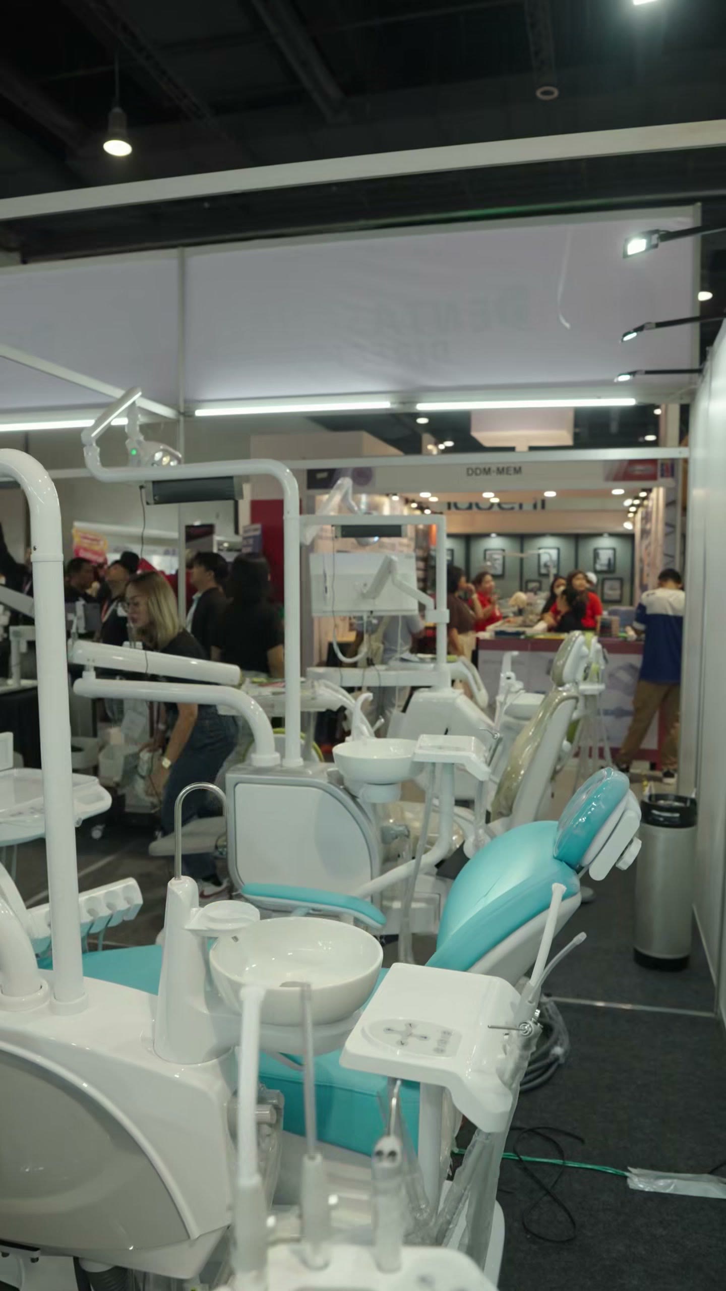 The turquoise ROSON chair on display at the booth
