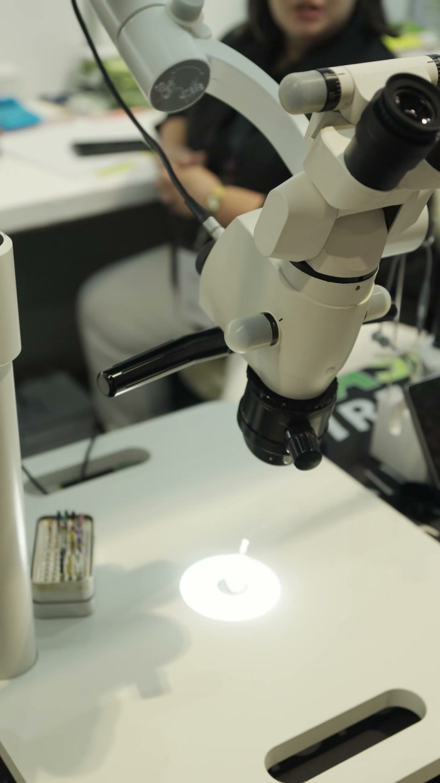 The surgical microscope set up for visitors to look through
