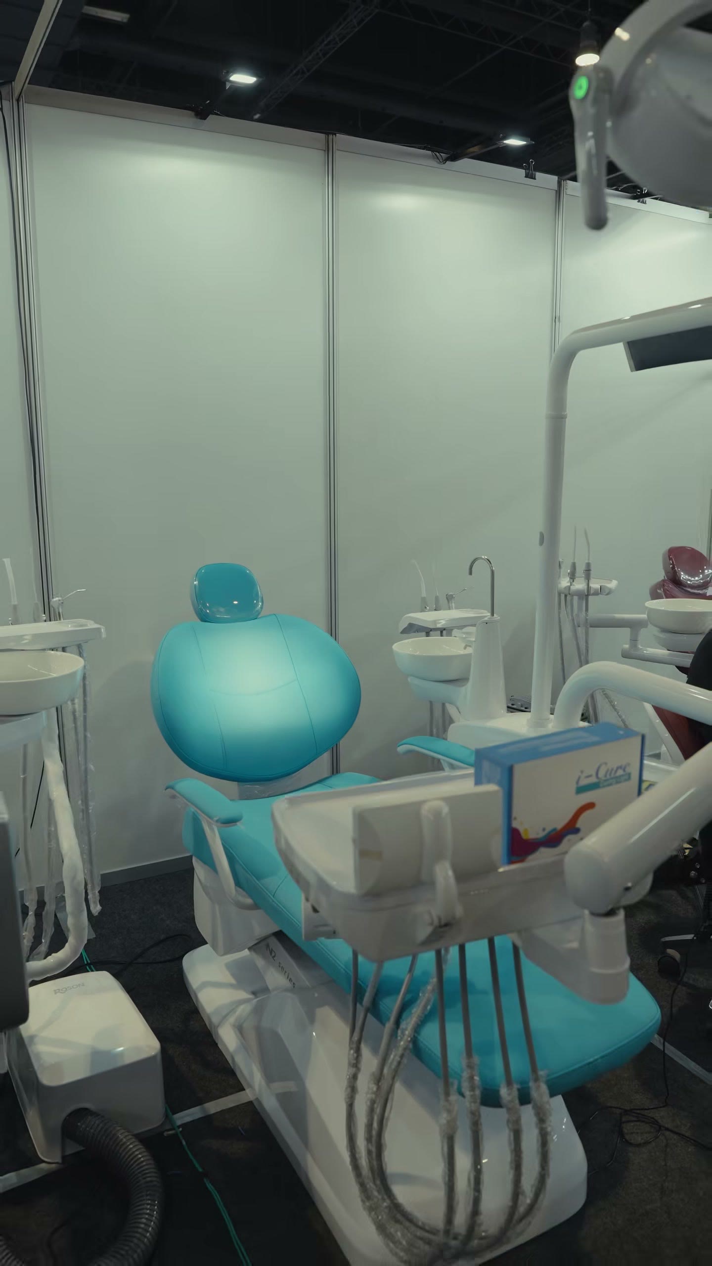 The turquoise ROSON chair with visitors alongside