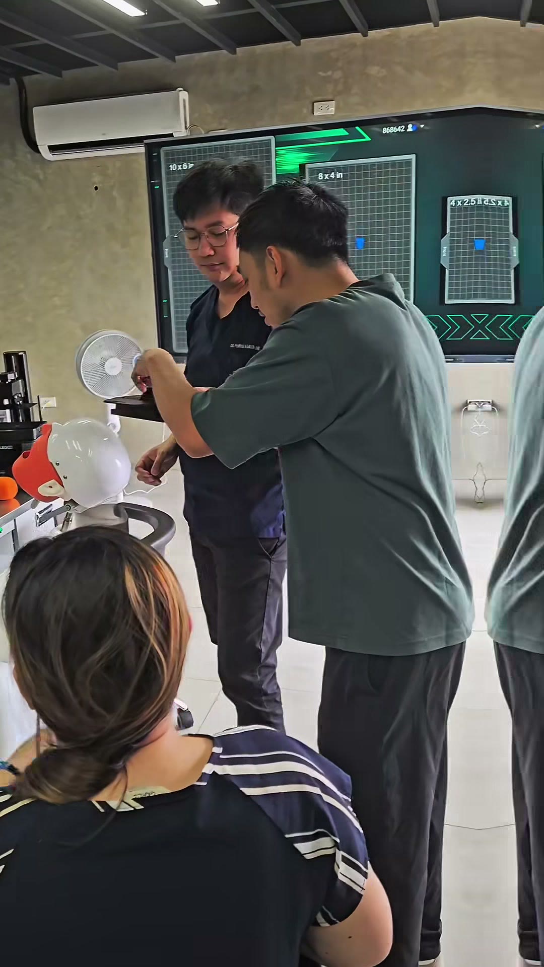 Showing a freshly printed part to the seated trainees