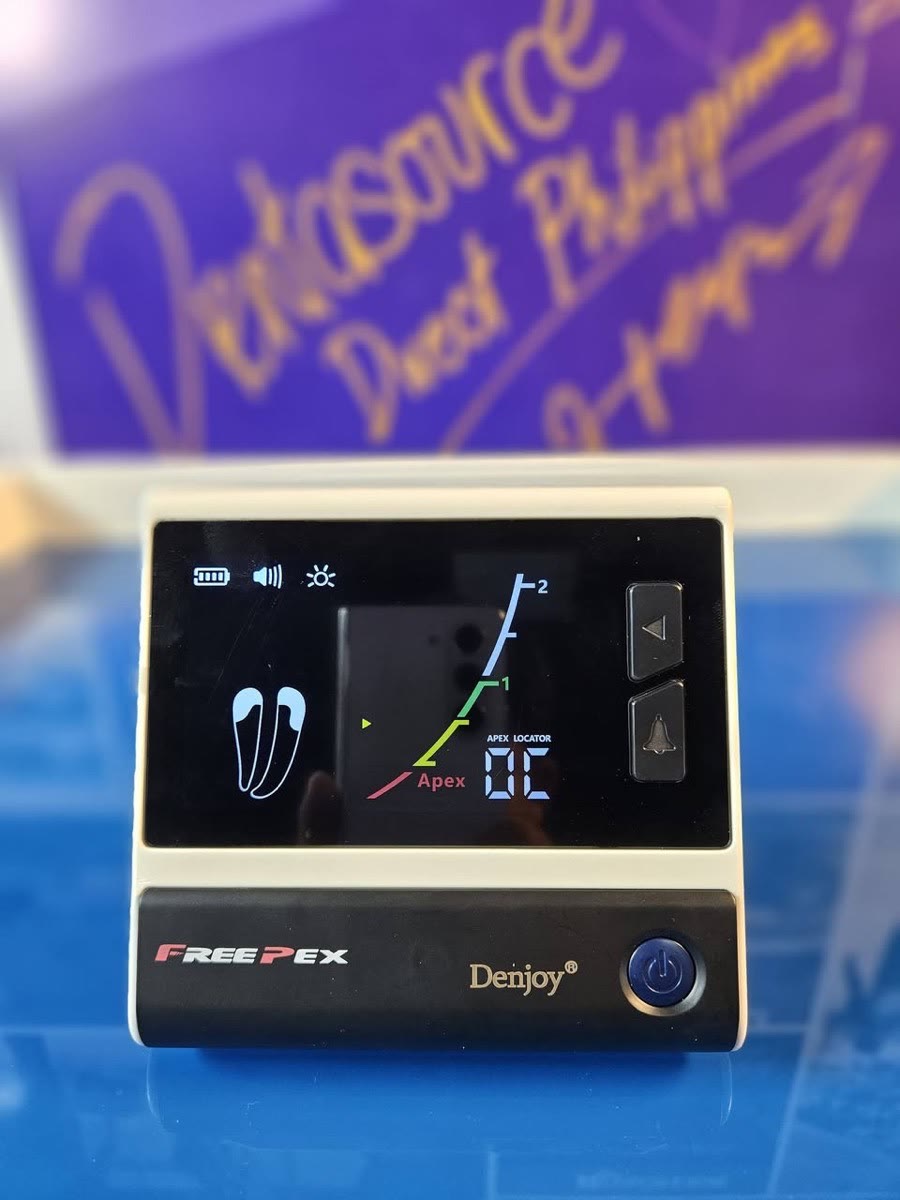 The apex locator display showing the canal graph and file position