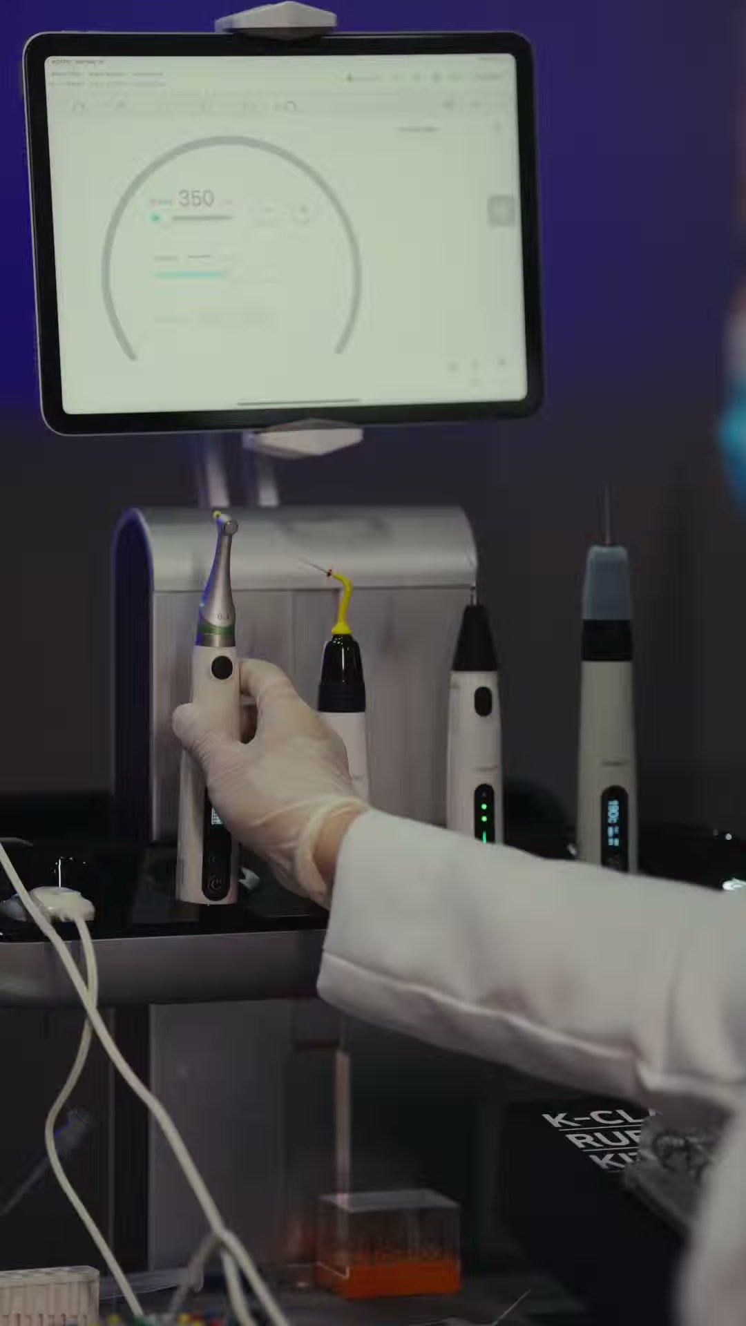 Lifting the endo motor while the screen shows the speed setting
