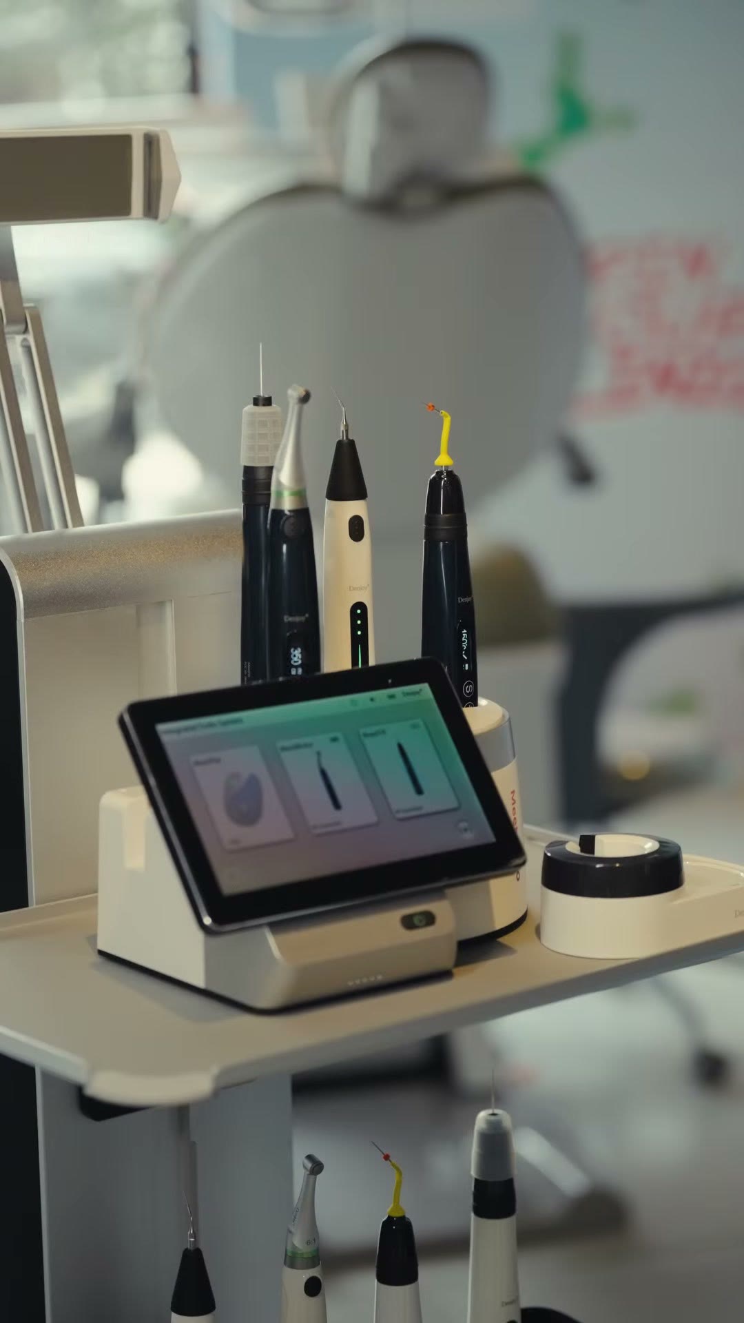 The touchscreen with the docked Denjoy endodontic devices