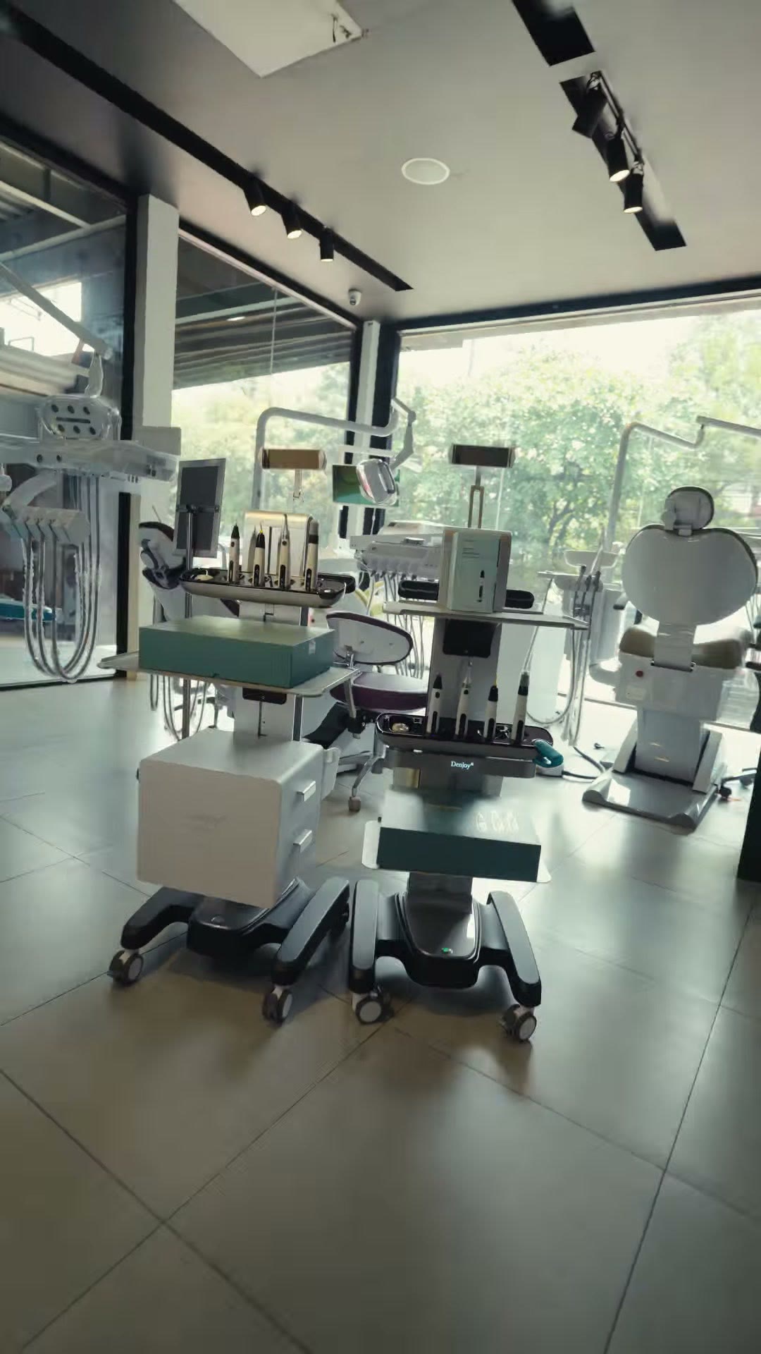 A wide view of the showroom with the Denjoy endo carts