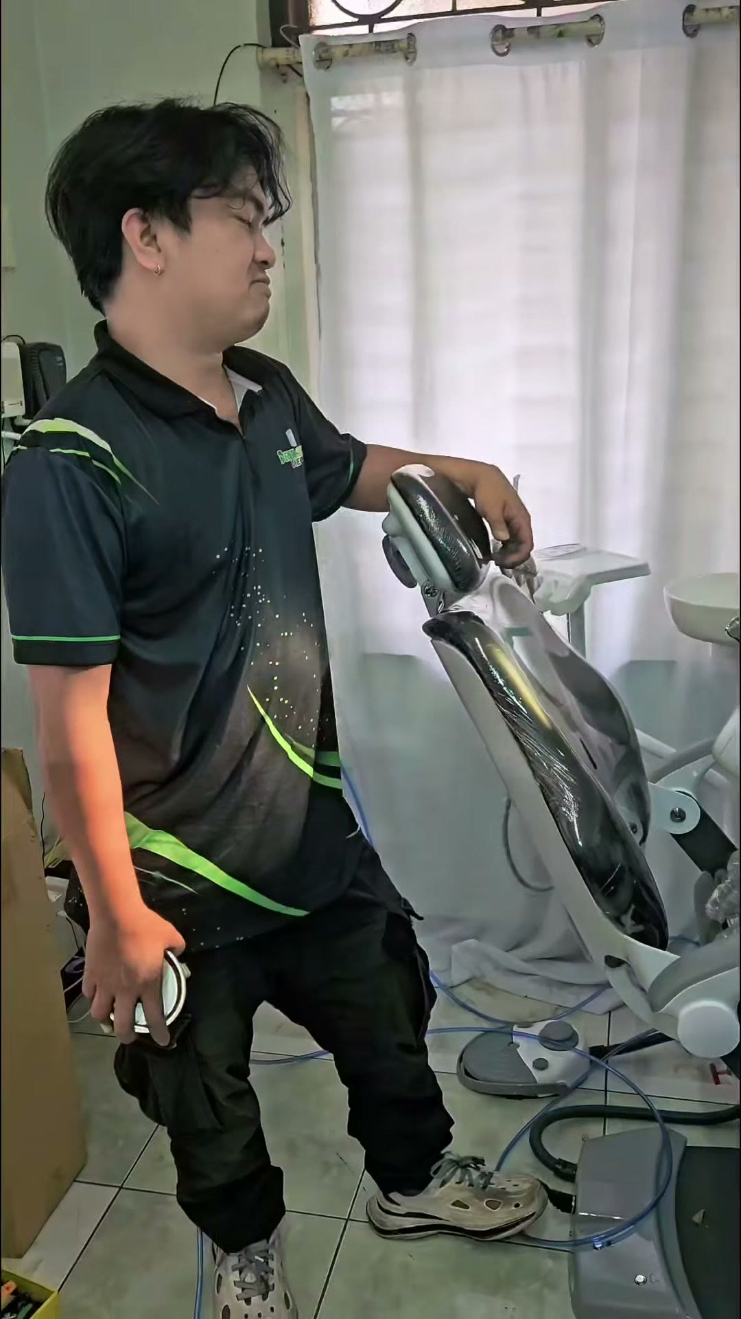 Fitting the light head onto the chair arm