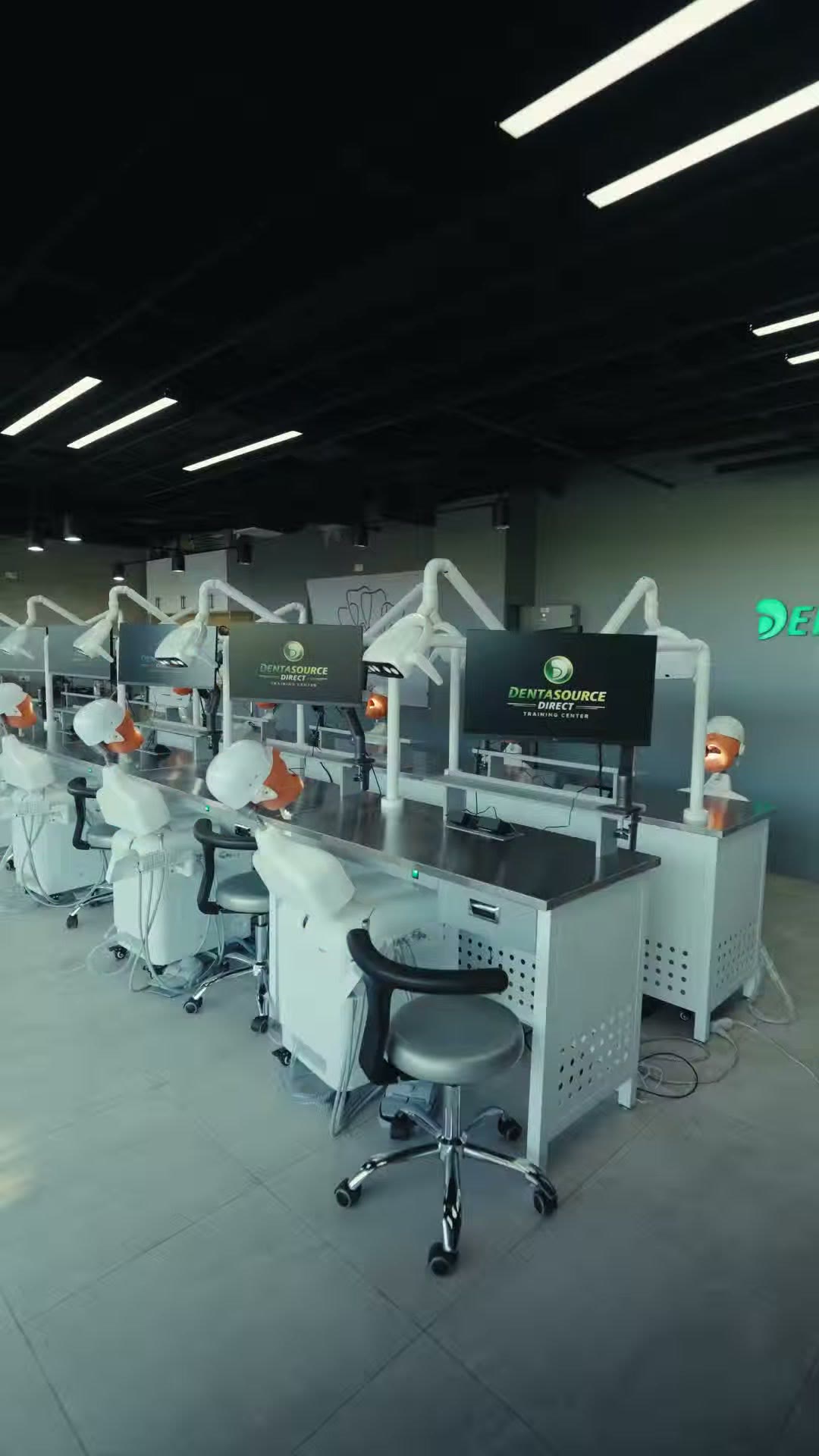 The full room from the back: simulators, benches and screens