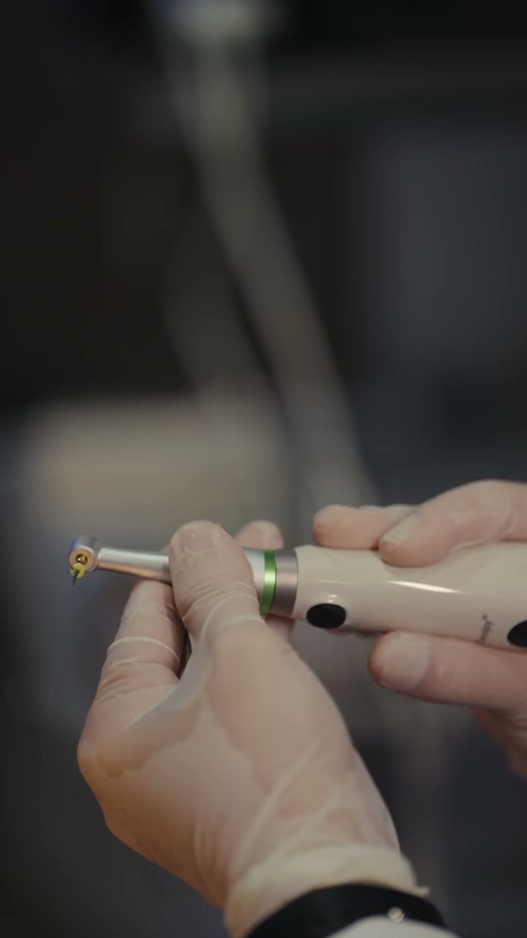 The contra-angle endodontic motor in hand