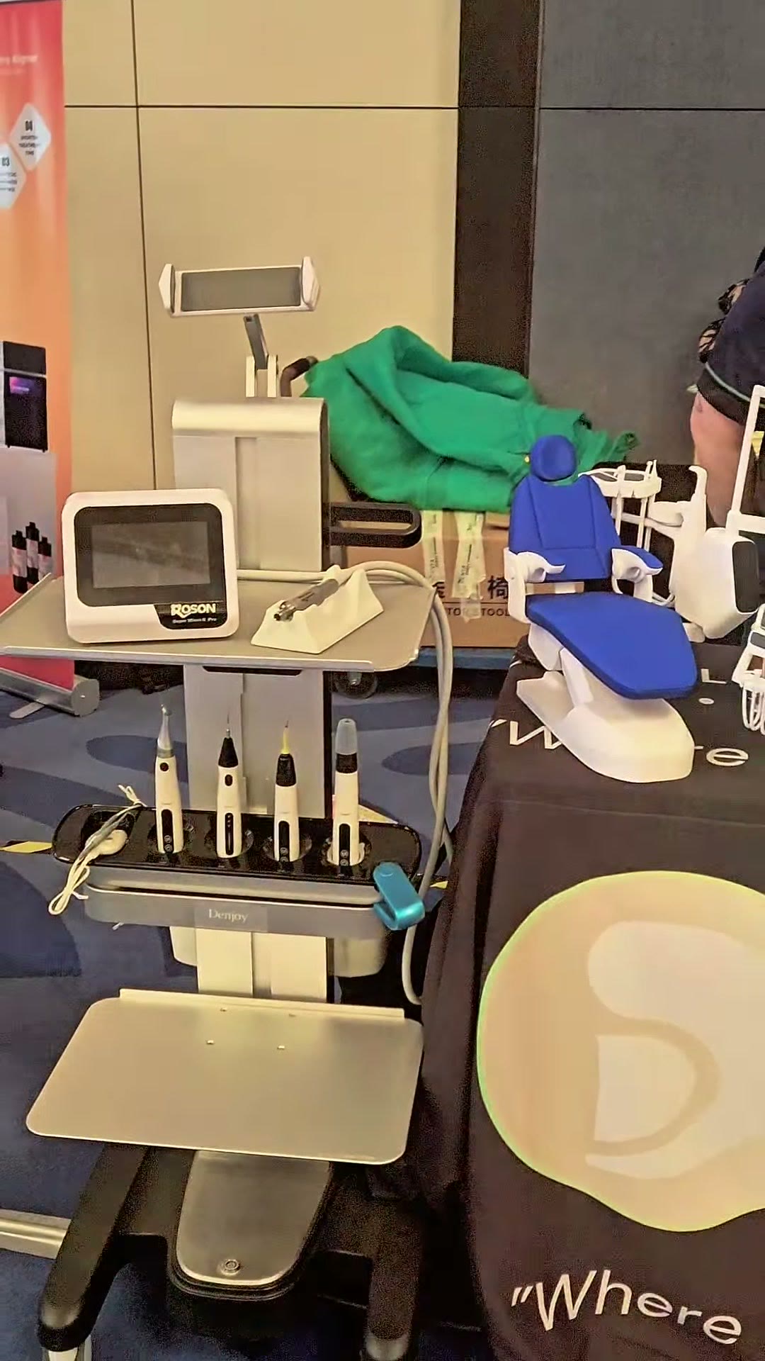 The DentaSource table with a ROSON monitor, endodontic devices and a chair model