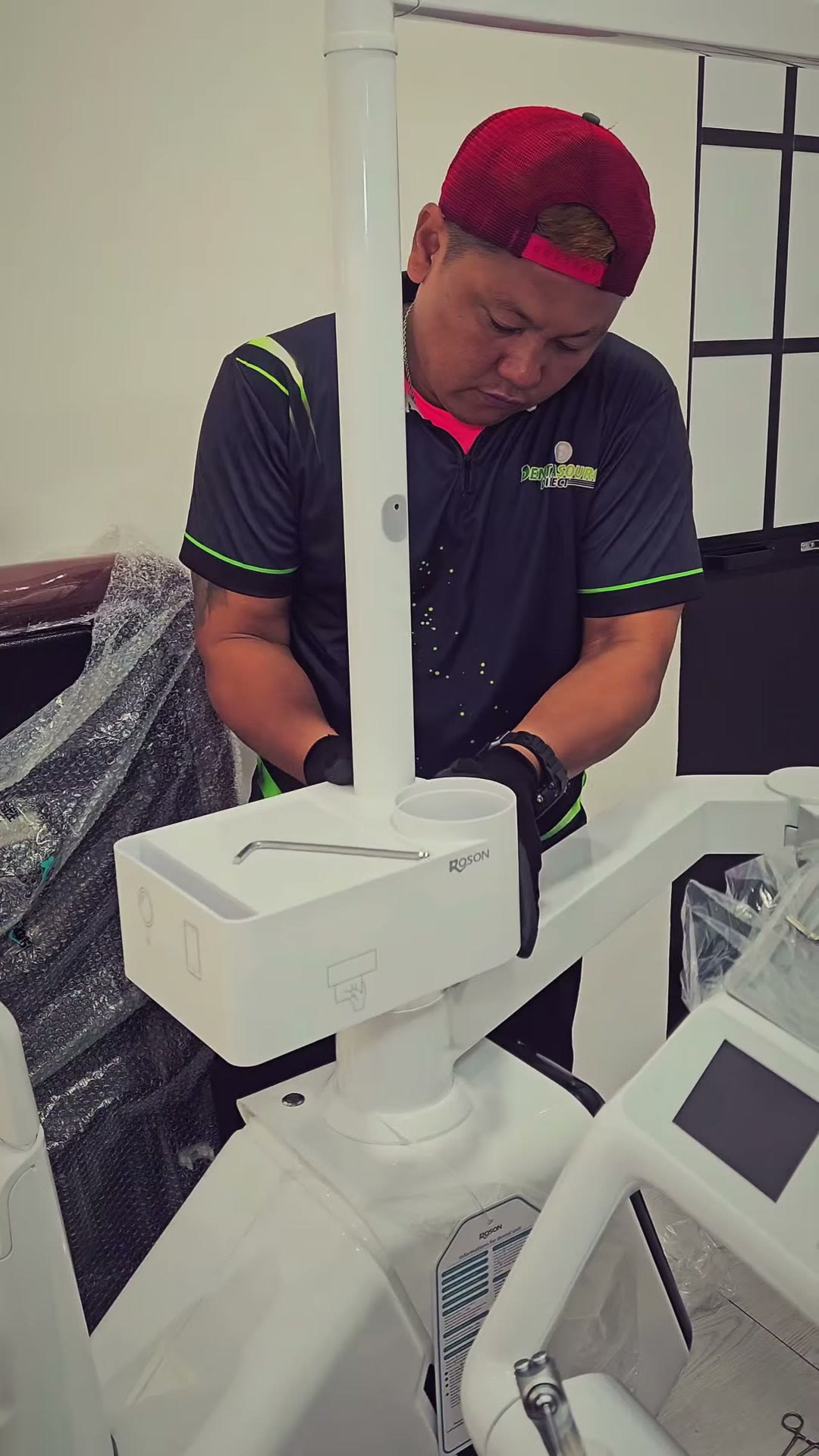 Setting up the instrument tray on the delivery unit