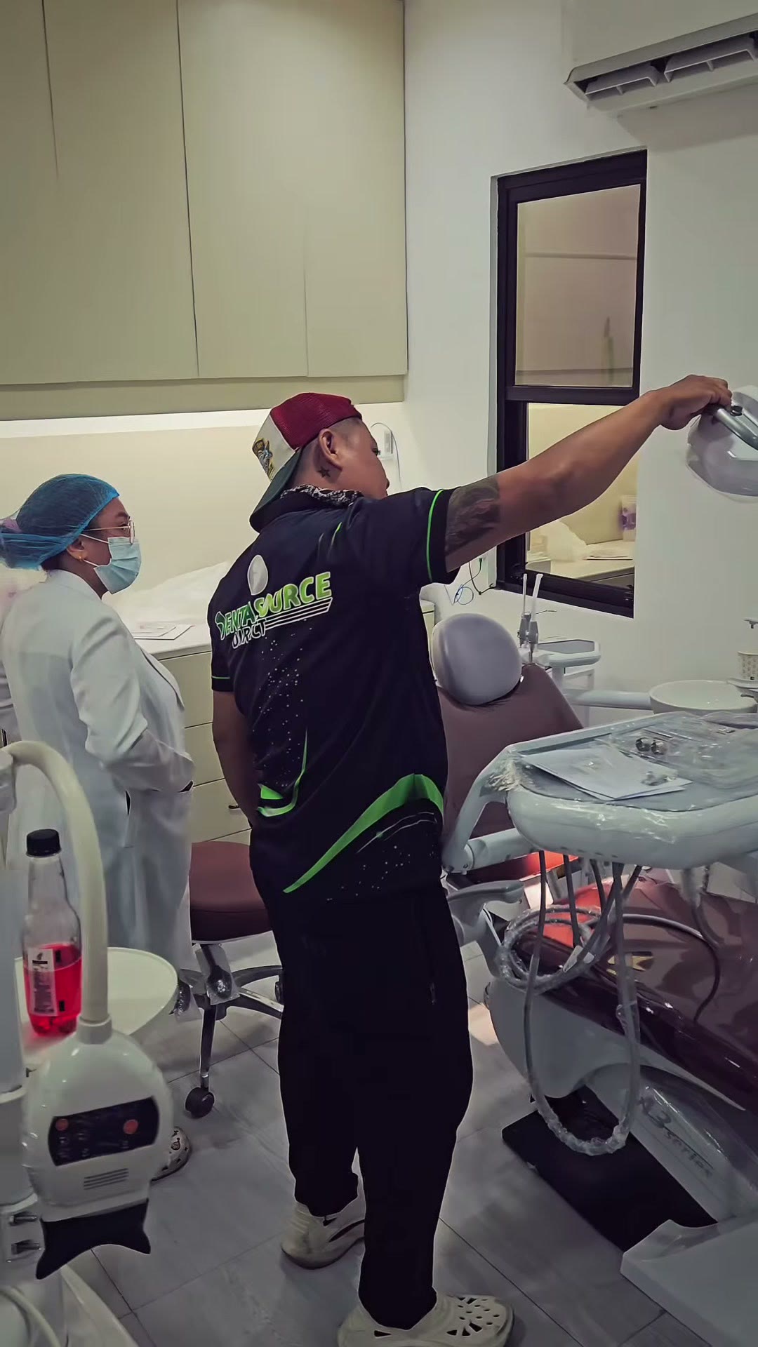 Pointing out the operating light controls to the dentist
