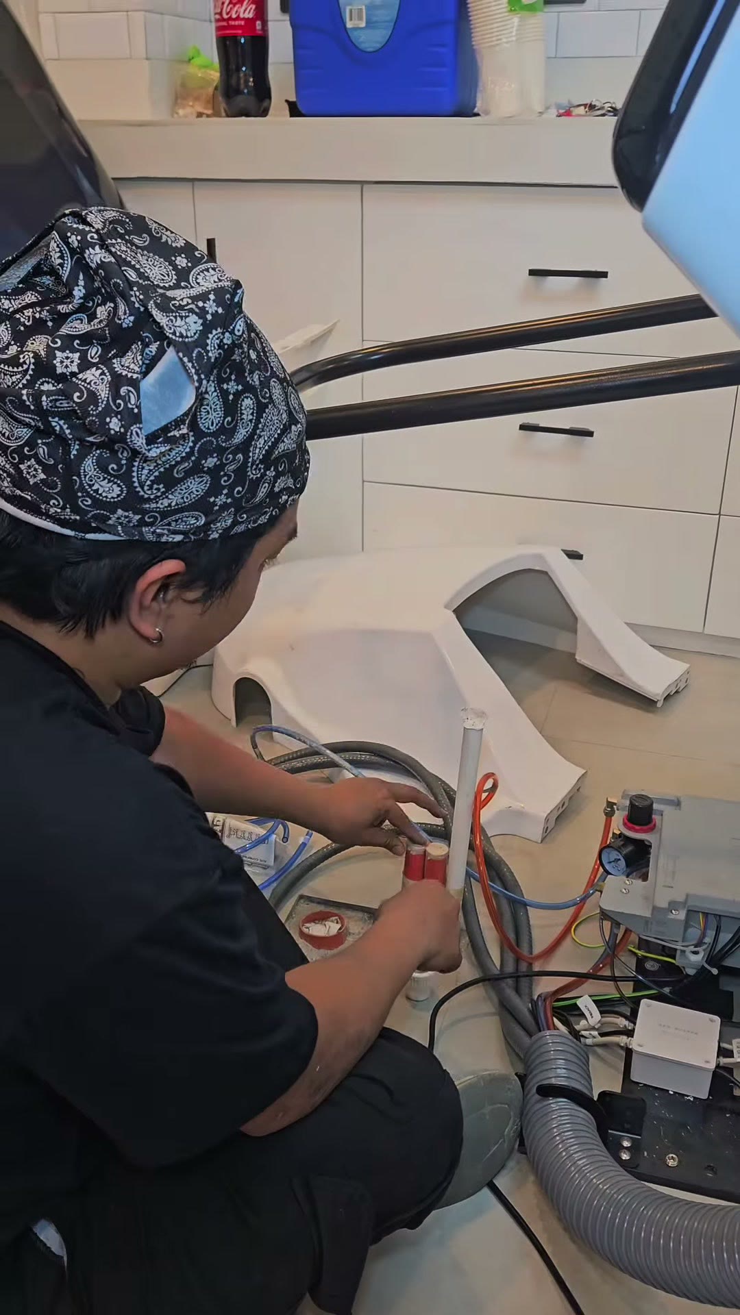 Wiring the delivery unit that carries the handpieces and controls