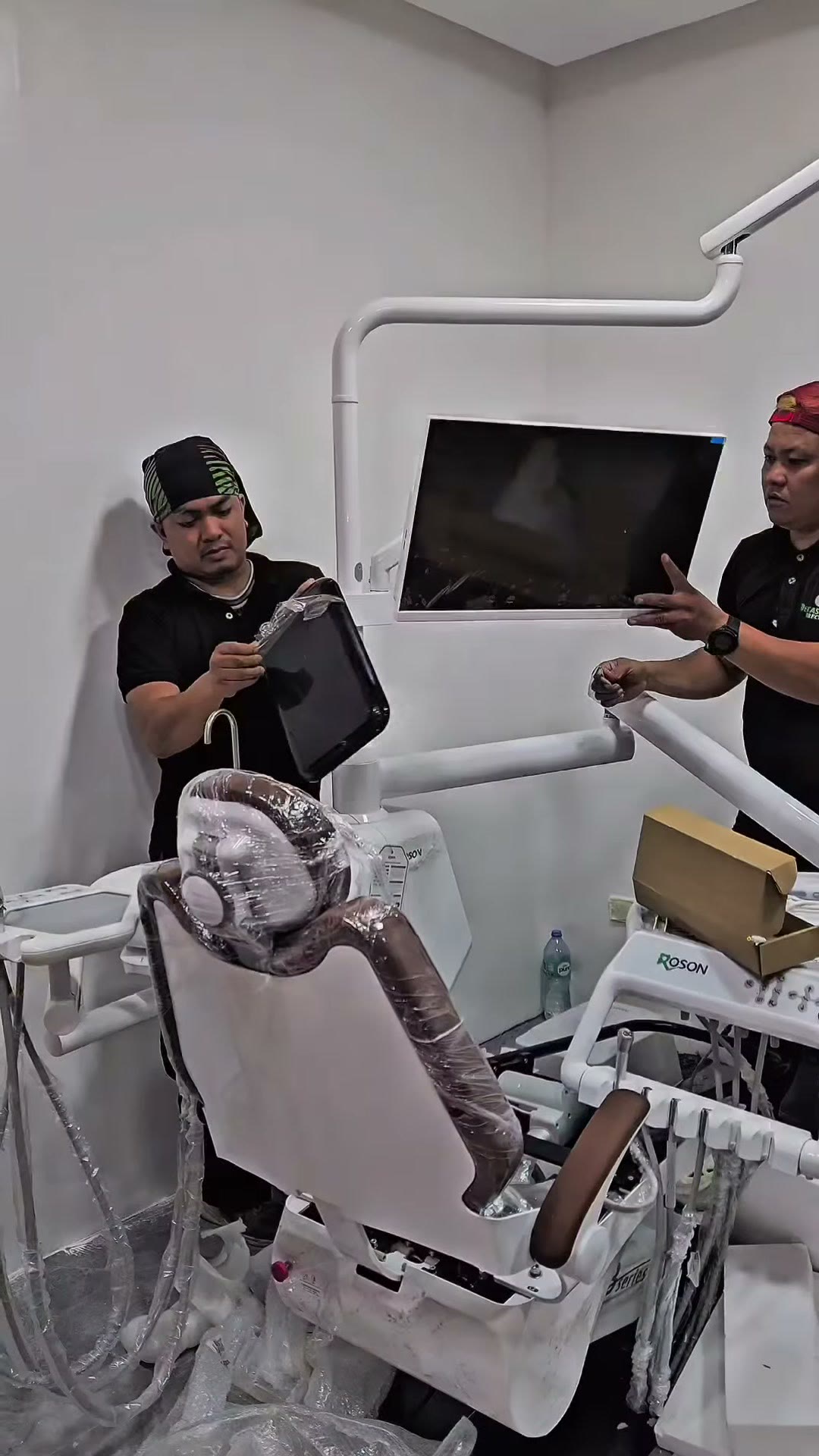 The two technicians beside the assembled ROSON DX-A3S