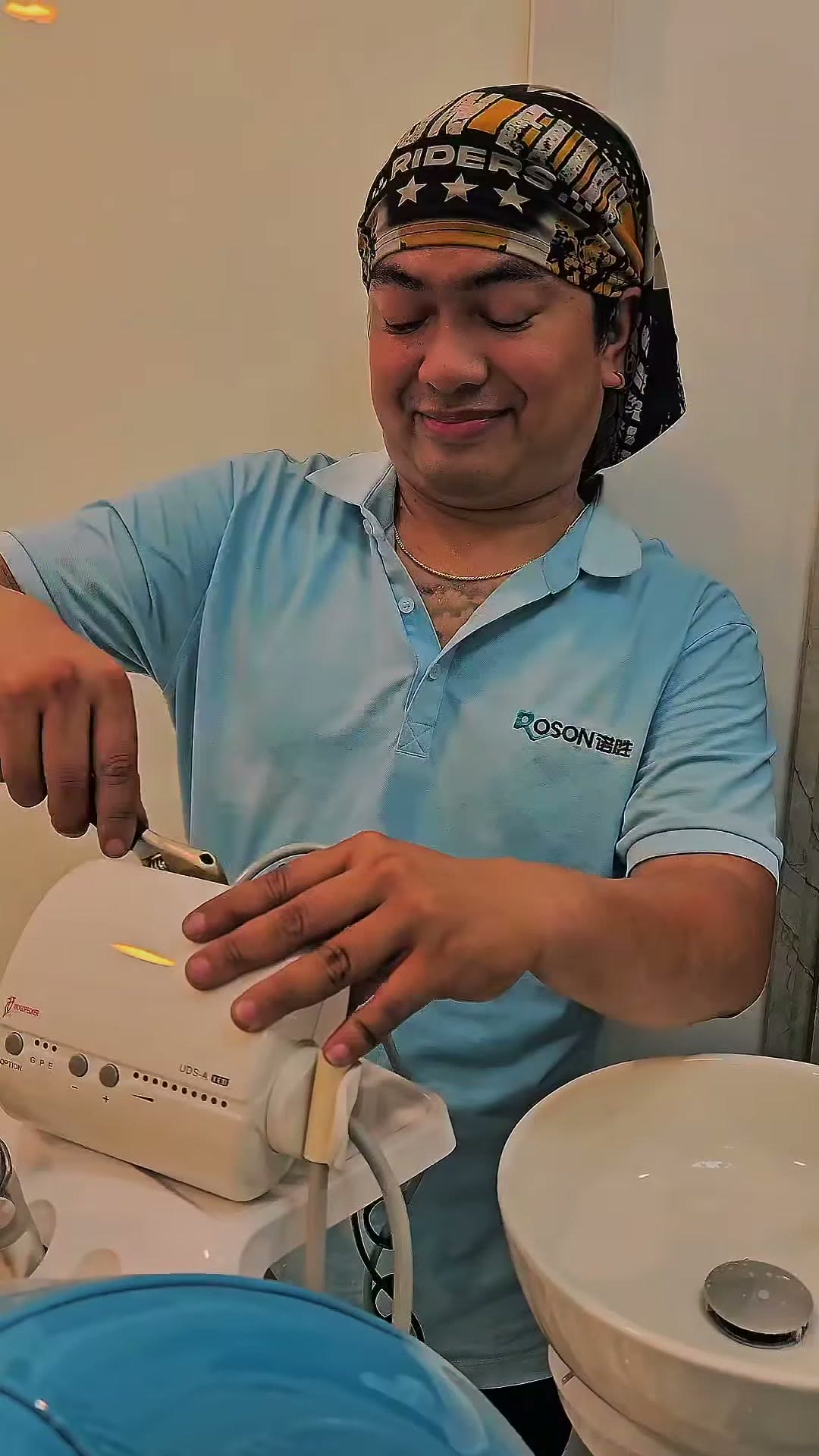 Working at the delivery unit with the handpiece hoses and control panel