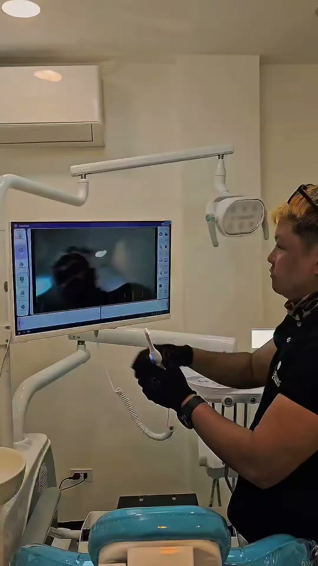 Setting the chair and the mounted monitor arm