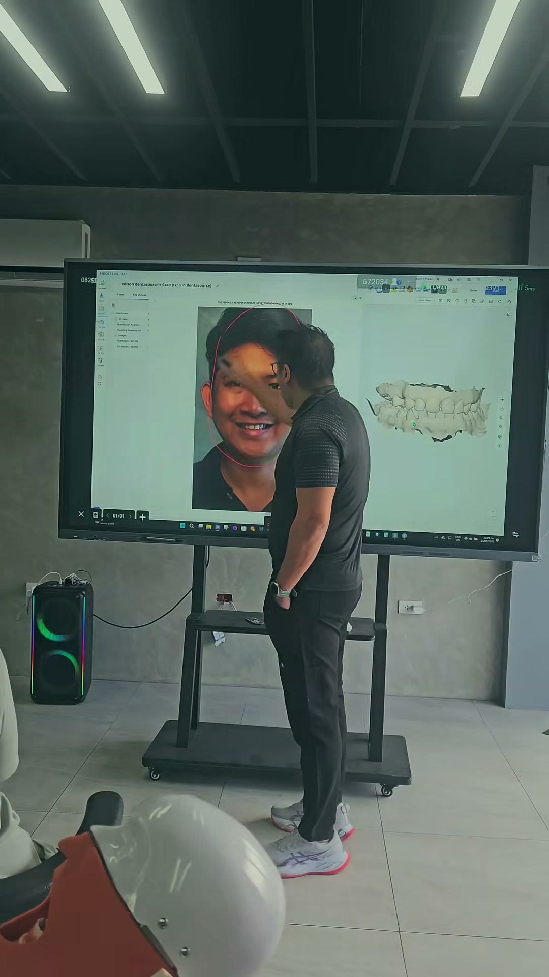 The instructor at the screen with a portrait beside a 3D scan
