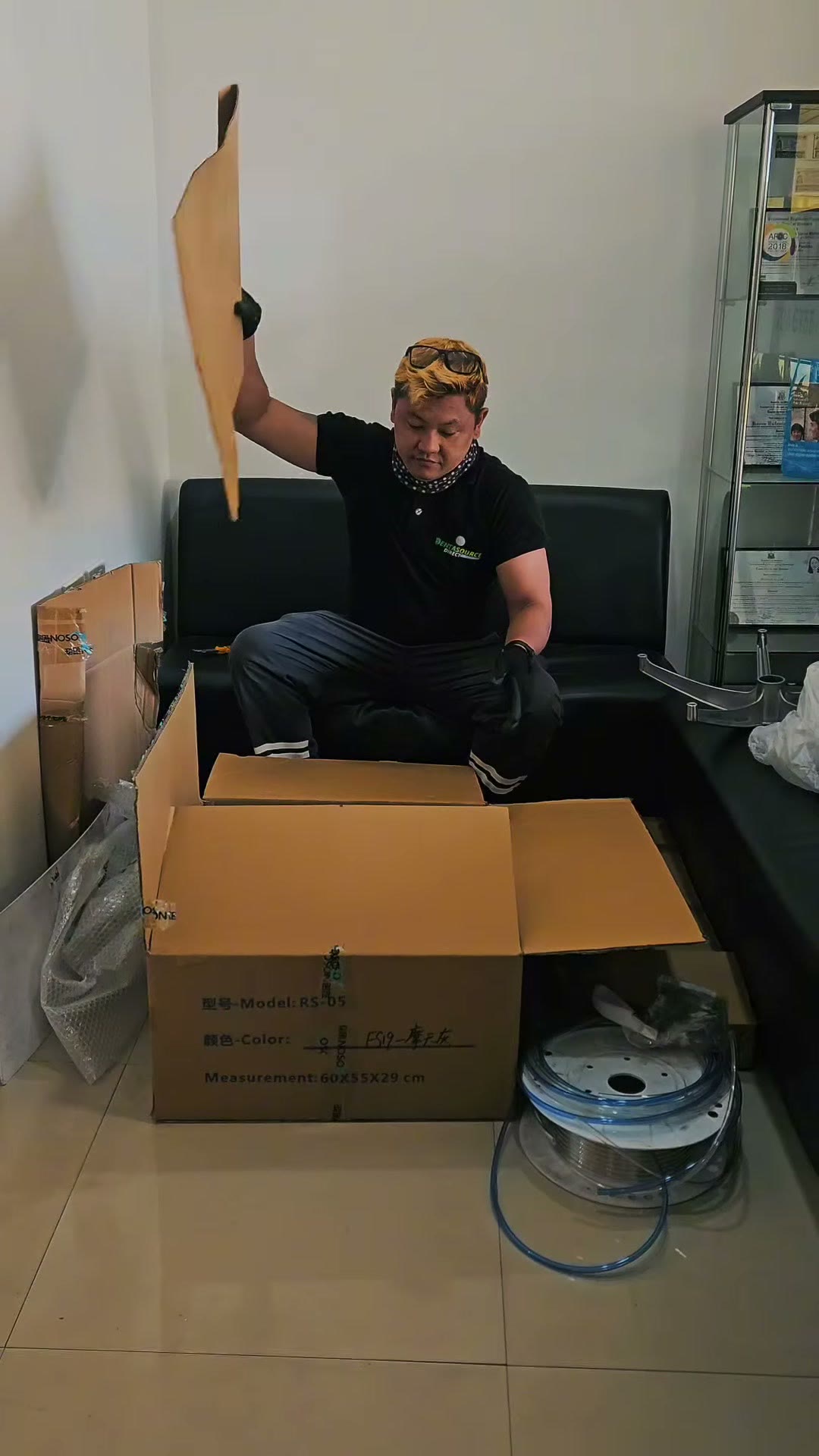 Opening the accessory boxes at the finished chair