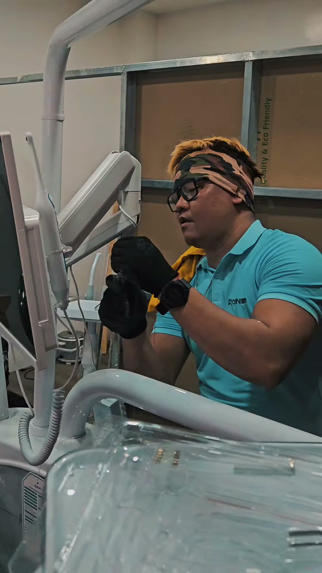 Attaching the light arm to the unit