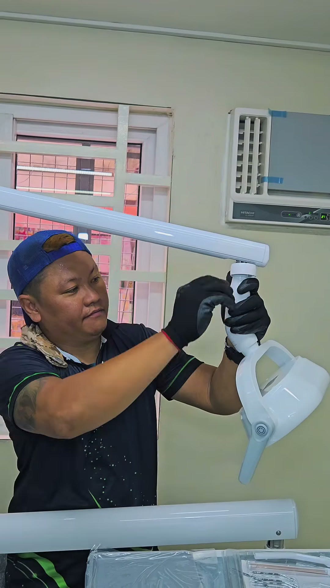 Mounting the operating light head on the chair arm