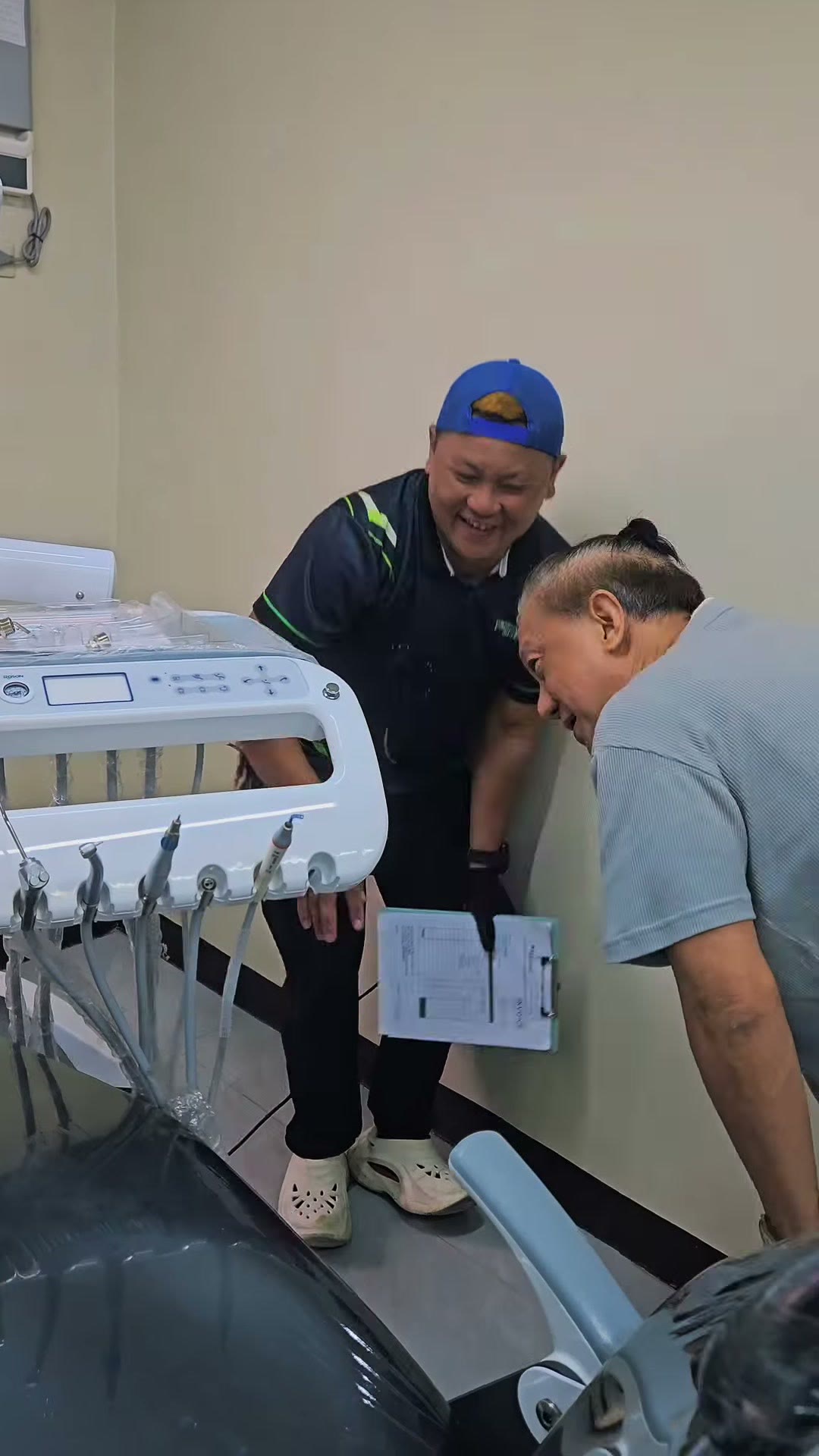 Reviewing the chair control panel together after handover